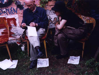 Deux artistes... Photo : Laur@nne.  Au sol, les dessins.