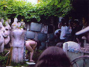 Lauranne urinant sur des classiques dessins. Parmi les statues du Peintre Nato.
