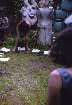 Lauranne urinant sur des classiques dessins.