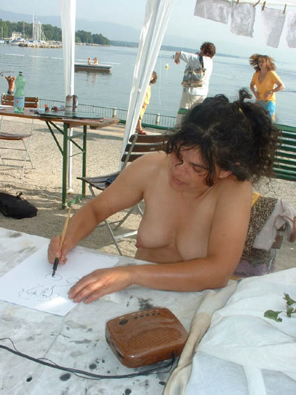 Lauranne dessinant à l'encre de Chine